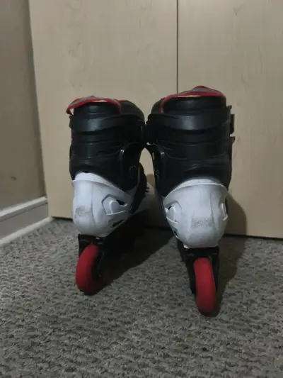 Patines en línea blancos y negros - miniatura 3