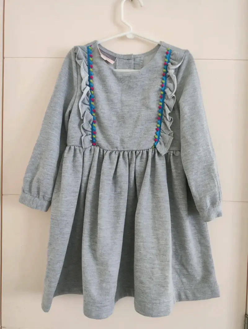 Vestido gris con pompones - 1