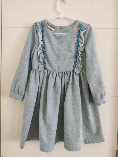 Vestido gris con pompones - miniatura 1