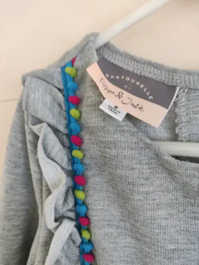 Vestido gris con pompones - miniatura 2