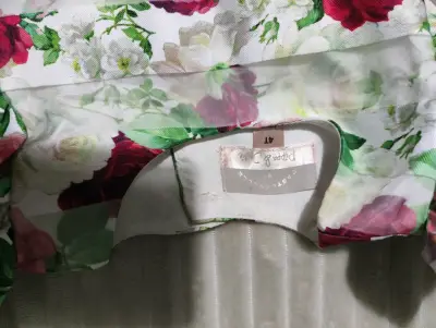 Vestido floral para niña - miniatura 2