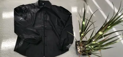 Camisa negra de cuero - miniatura 1