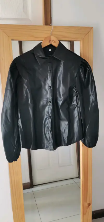 Camisa negra de cuero - miniatura 3