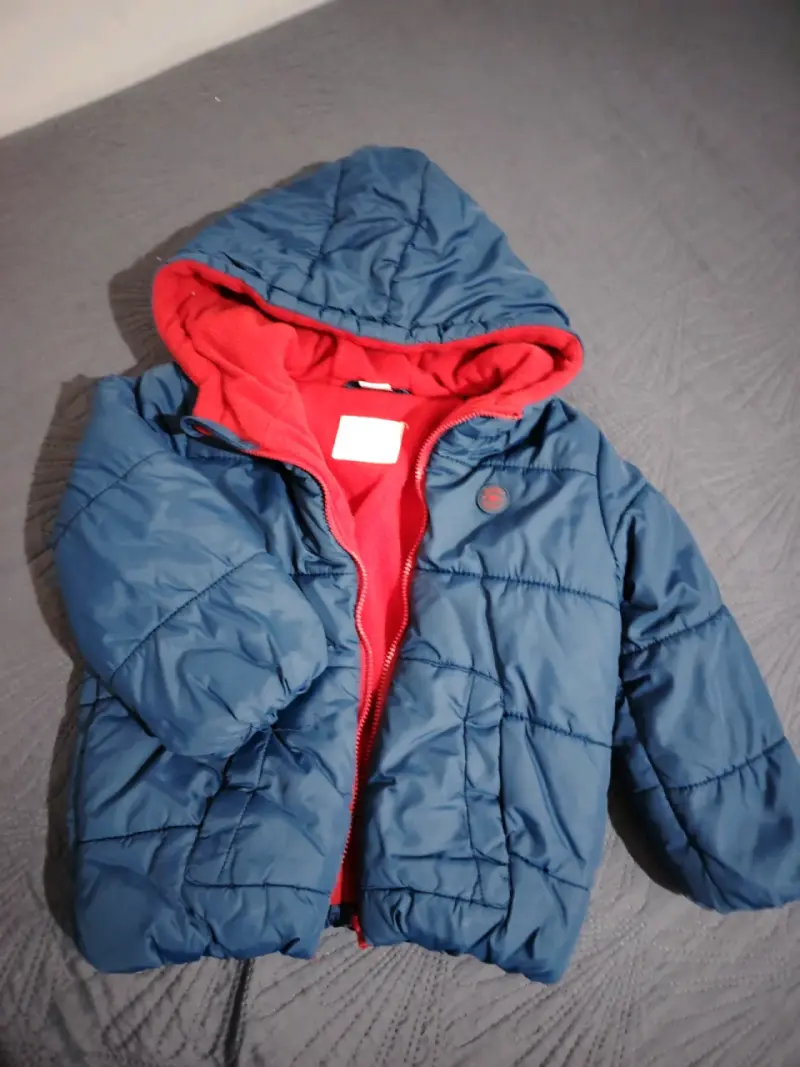 Chaqueta azul con capucha roja