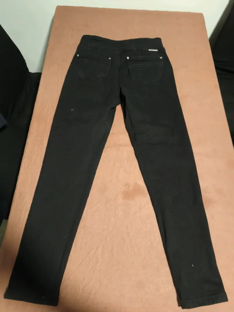 Pantalones negros con botones - 2
