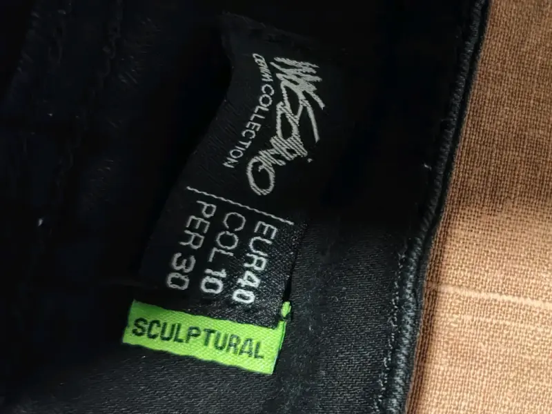 Pantalones negros con botones - 3