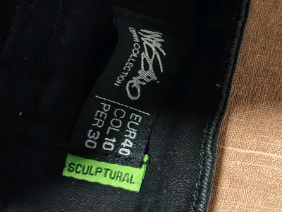 Pantalones negros con botones - miniatura 3