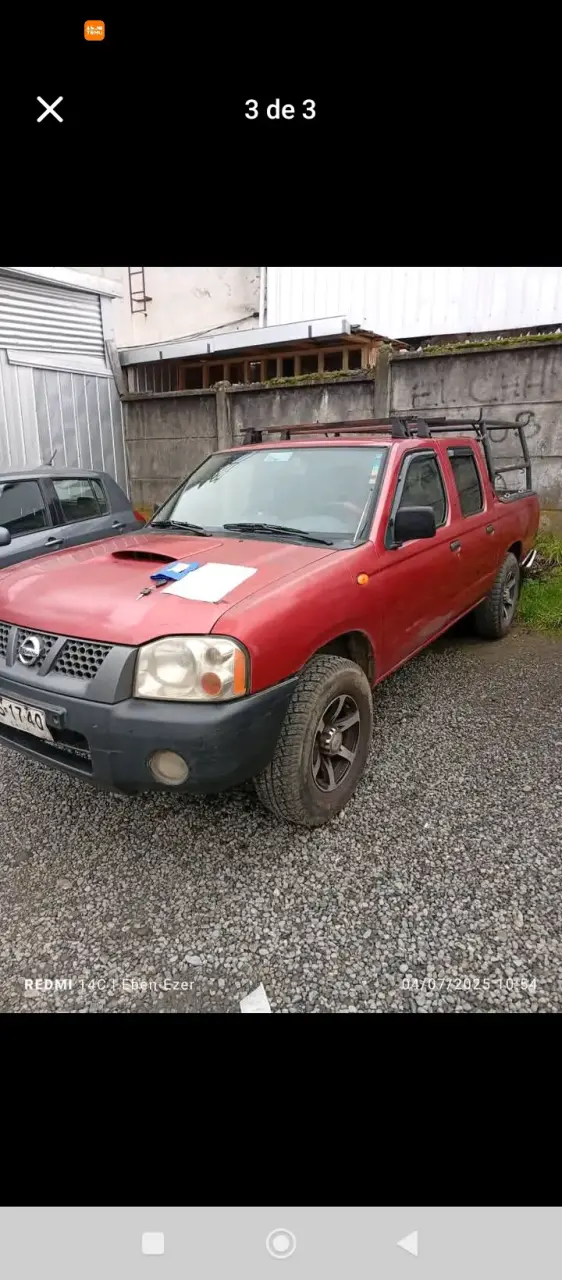 Camioneta Nissan roja - 1