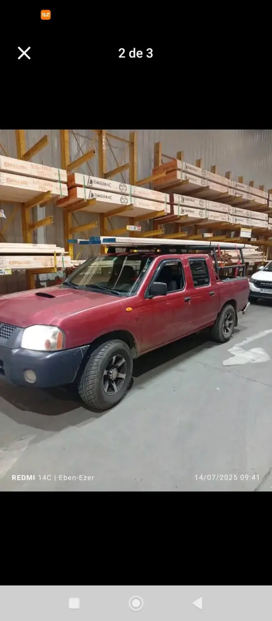 Camioneta Nissan roja - 2