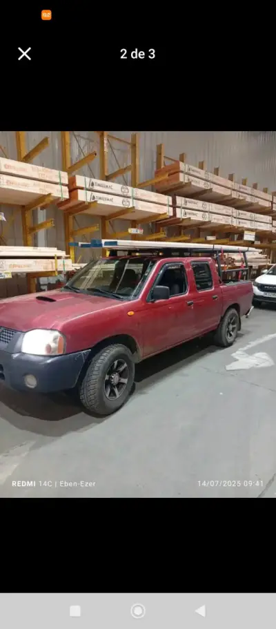 Camioneta Nissan roja - miniatura 2