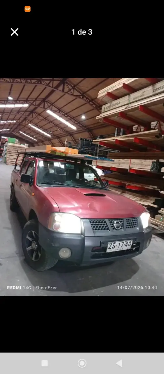 Camioneta Nissan roja - 3
