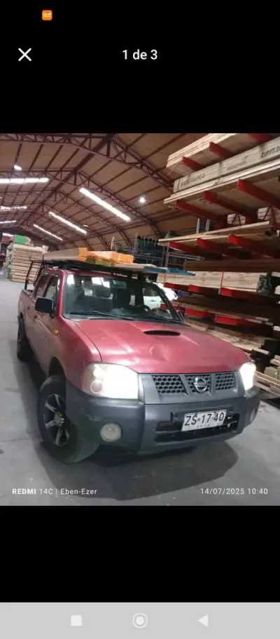Camioneta Nissan roja - miniatura 3