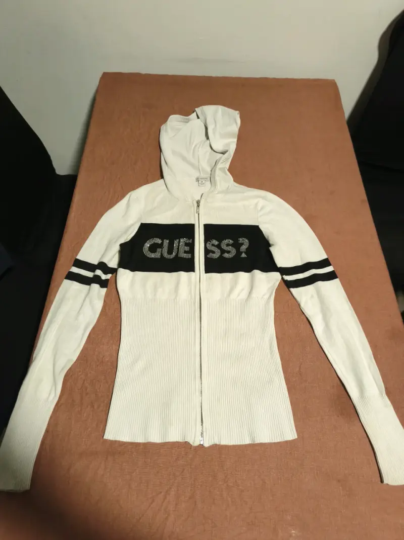 Polerón Guess con capucha crema - 1