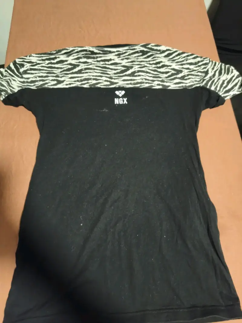 Polera negra NGX con estampado - 1