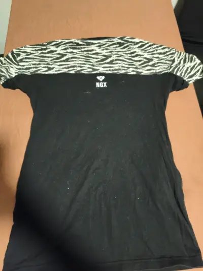 Polera negra NGX con estampado - miniatura 1
