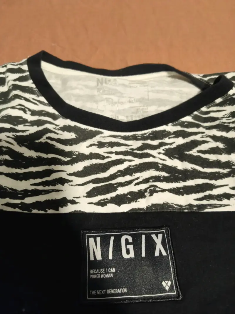 Polera negra NGX con estampado - 2