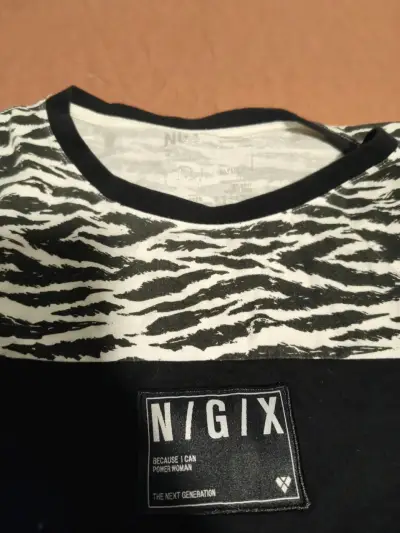 Polera negra NGX con estampado - miniatura 2