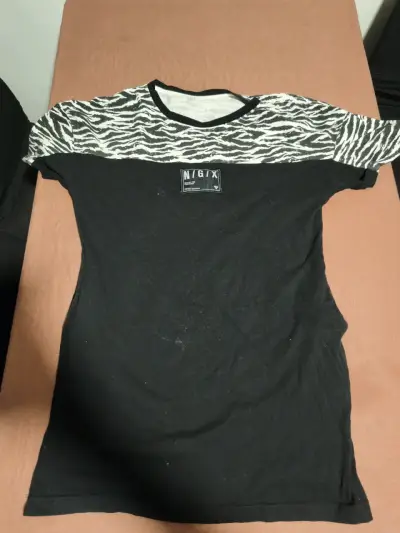 Polera negra NGX con estampado - miniatura 3