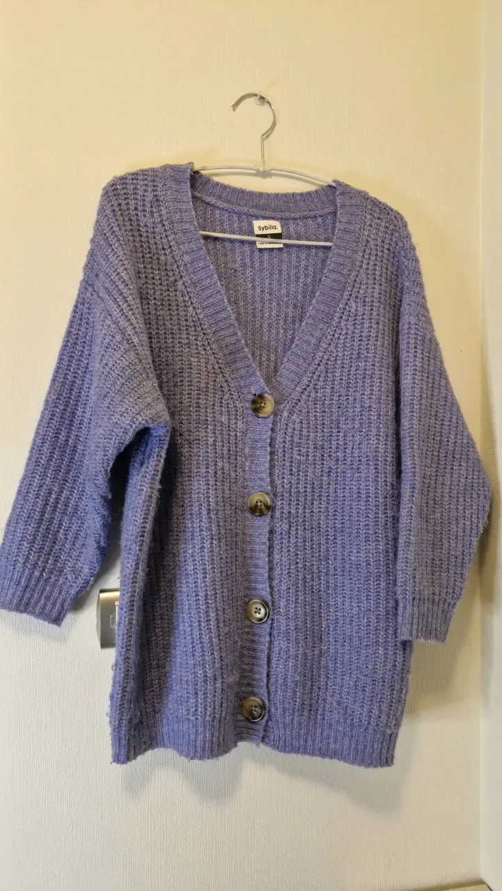 Cardigan lila con botones grandes