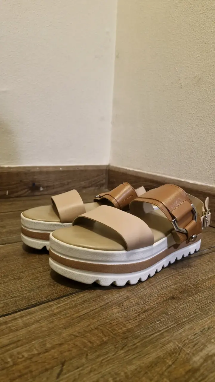 Sandalias planas beige y marrón