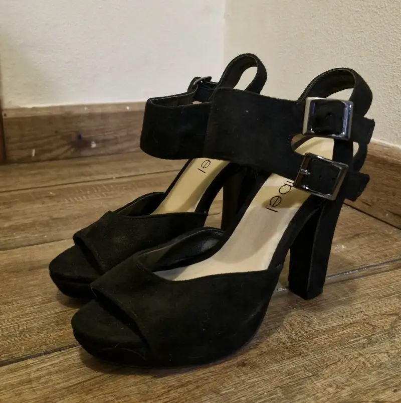 Sandalias negras con tacón alto