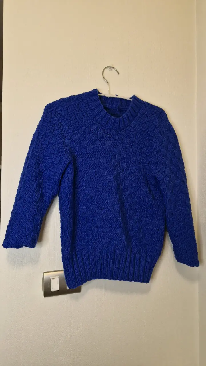 Suéter azul tejido