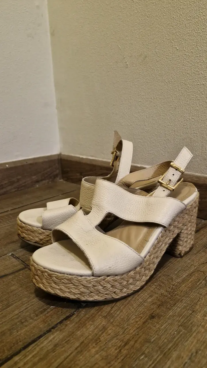 Sandalias beige con plataforma