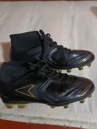 Botines de fútbol negros y dorados - miniatura 1