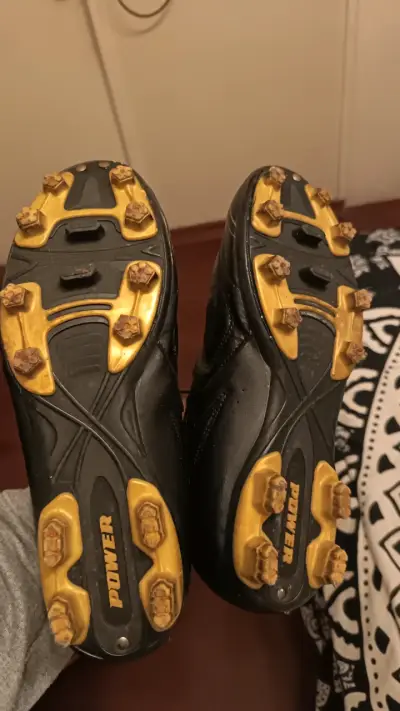 Botines de fútbol negros y dorados - miniatura 2
