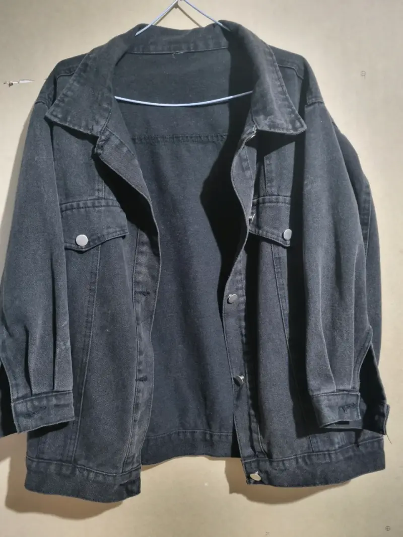 Chaqueta negra de mezclilla