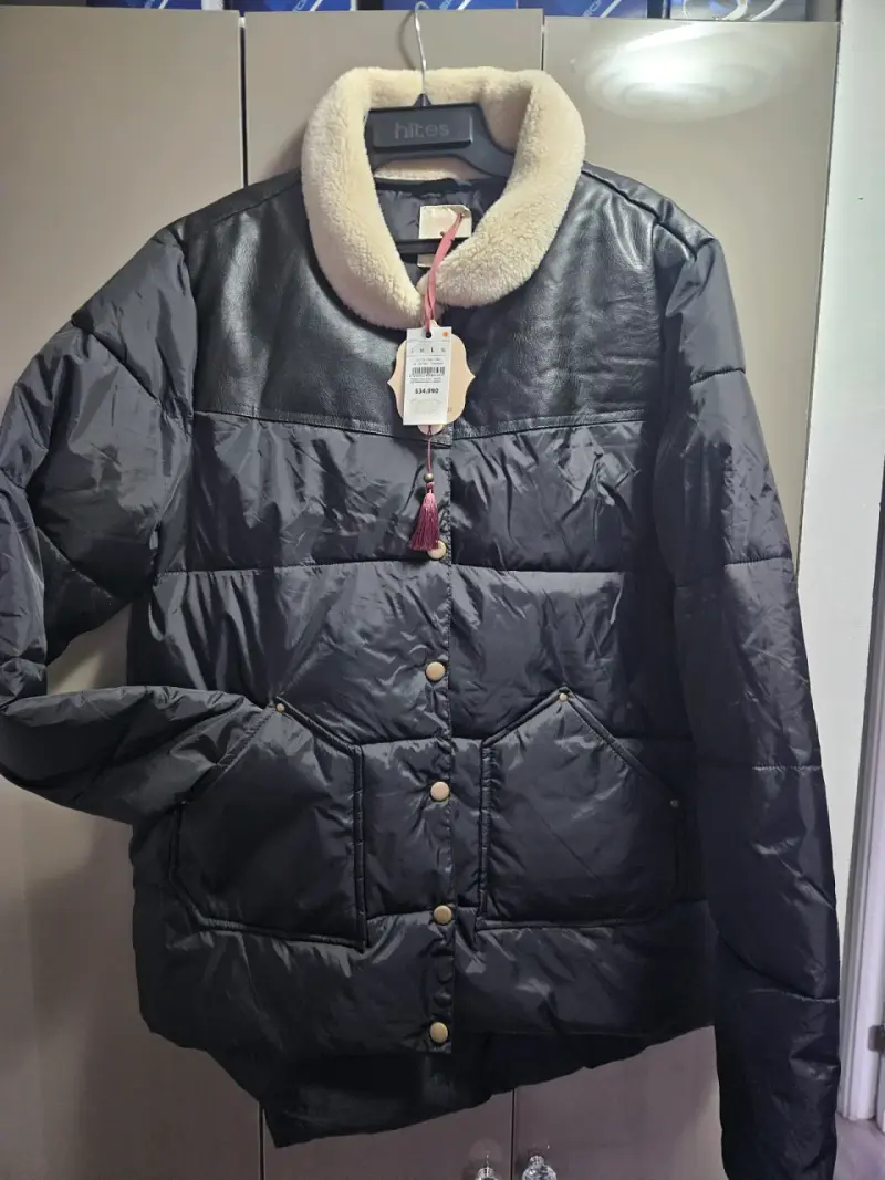Chaqueta acolchada negra con cuello de lana