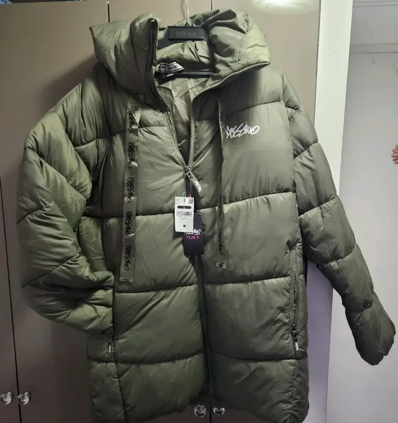 Parka verde con capucha