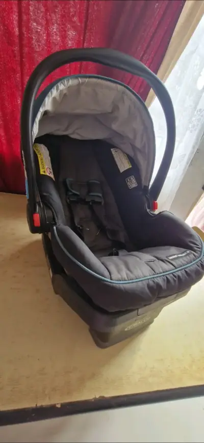 Silla de auto para bebé - miniatura 2