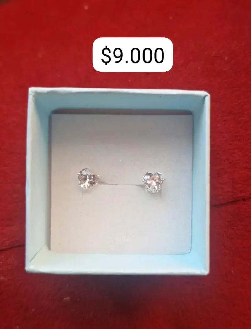 Aros en caja azul claro