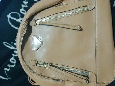 Mochila marrón con cierres - miniatura 3