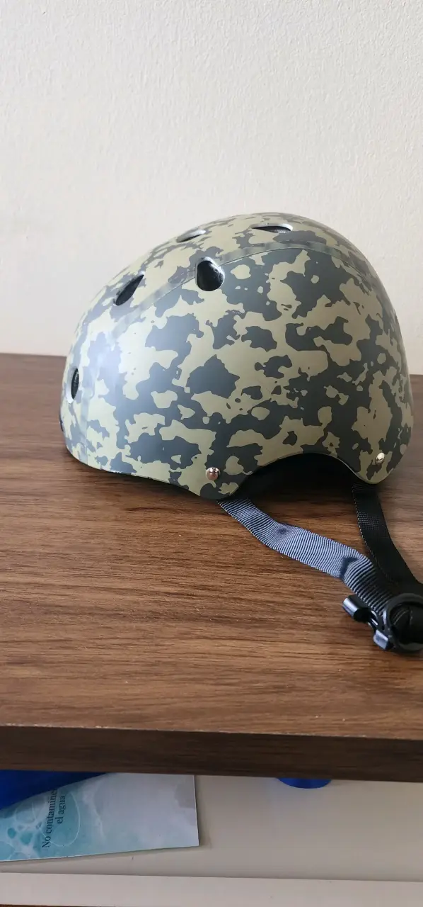 Casco tipo militar camuflado - 1