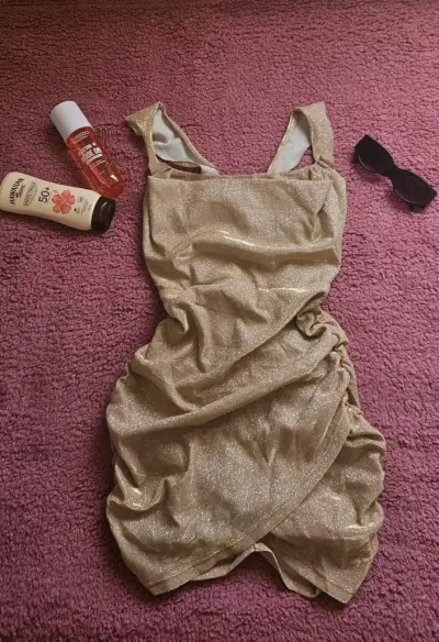 Vestido corto dorado brillante - miniatura 1