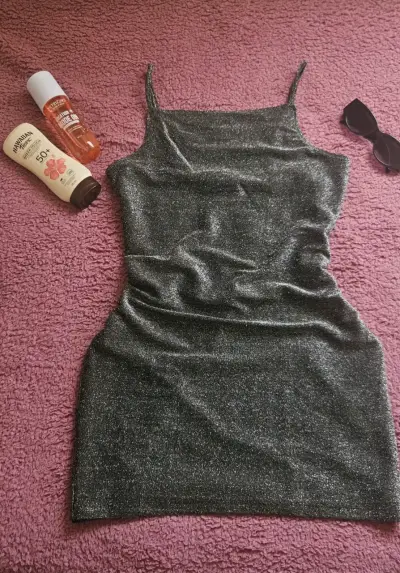 Vestido corto dorado brillante - miniatura 2