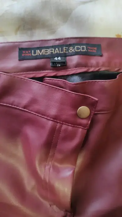 Pantalones de tipo cuero burdeos - miniatura 2