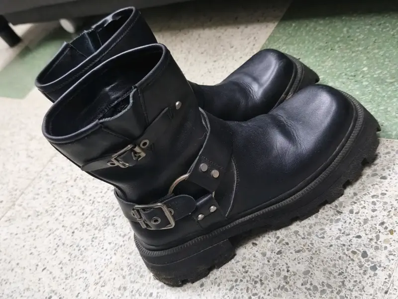 Botas negras con hebillas - 1