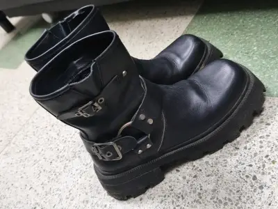 Botas negras con hebillas - miniatura 1