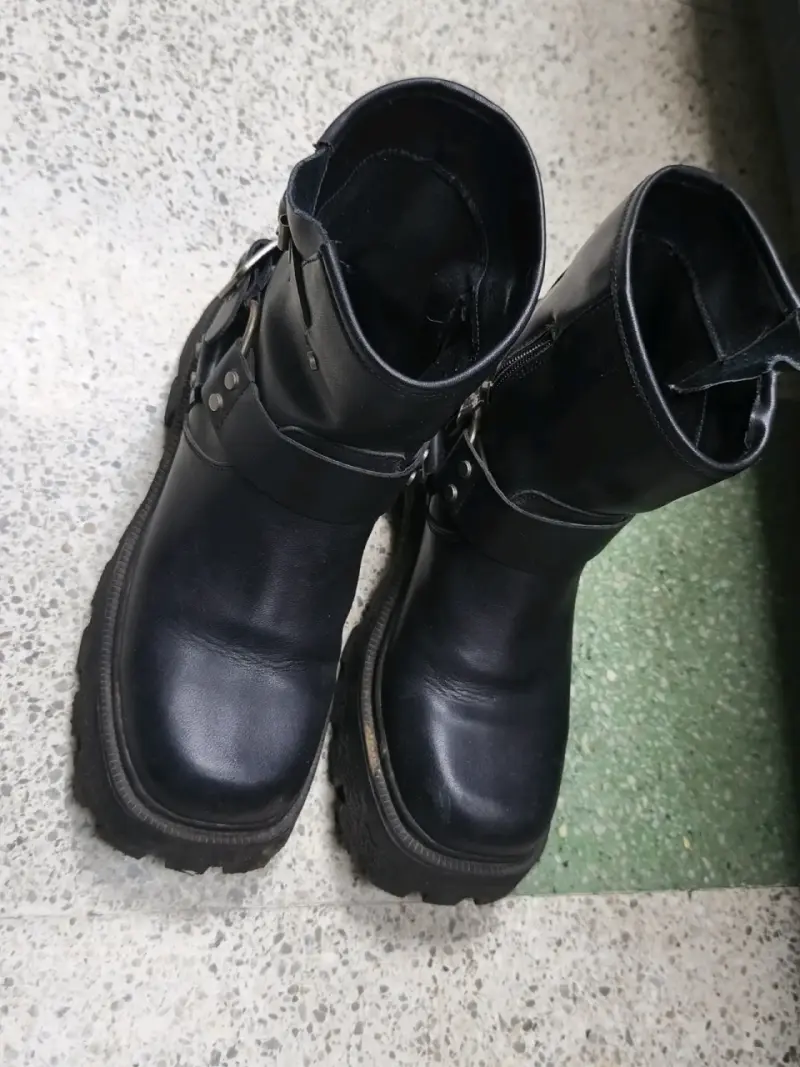 Botas negras con hebillas - 2