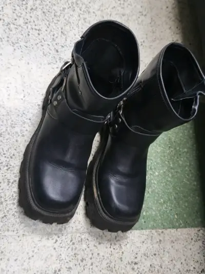 Botas negras con hebillas - miniatura 2