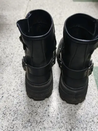 Botas negras con hebillas - miniatura 3