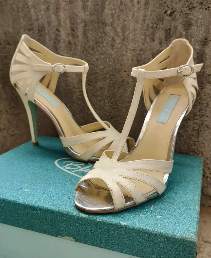 Tacones beige brillante con diseño elegante - 1