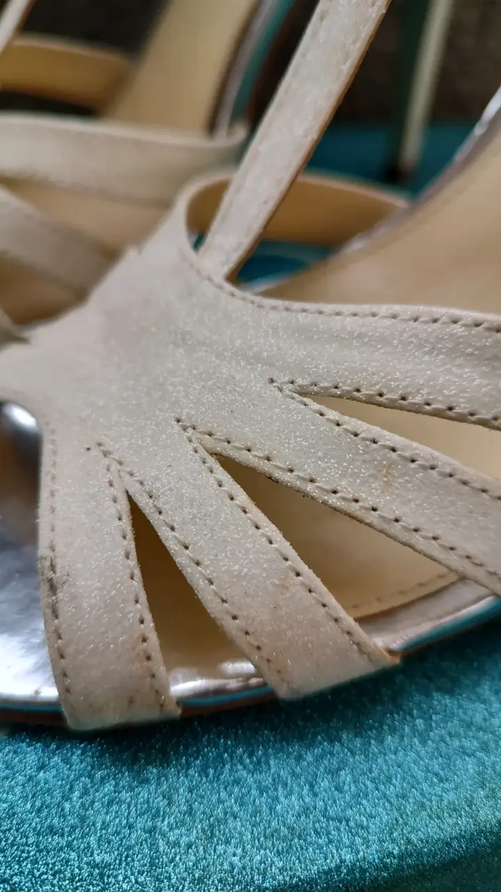 Tacones beige brillante con diseño elegante - 2