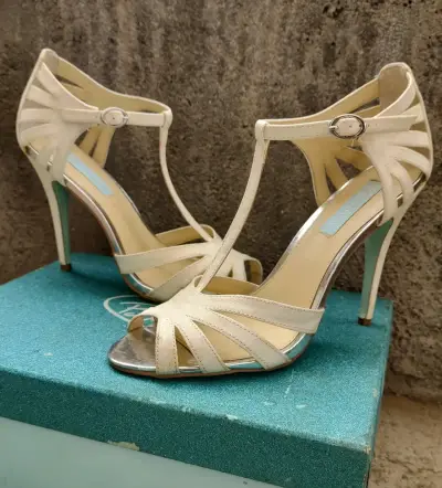 Tacones beige brillante con diseño elegante - miniatura 5