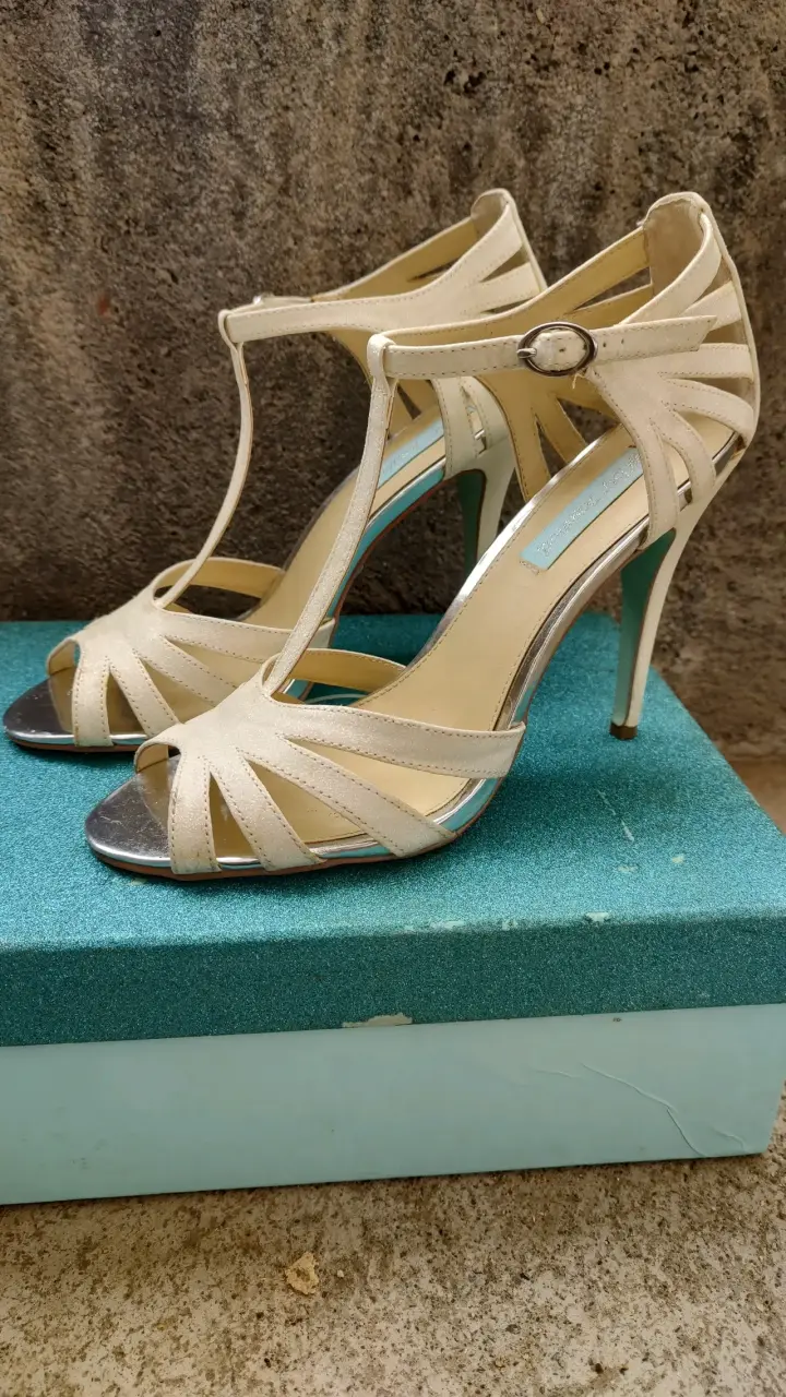 Tacones beige brillante con diseño elegante - 6