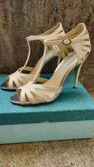 Tacones beige brillante con diseño elegante - miniatura 6