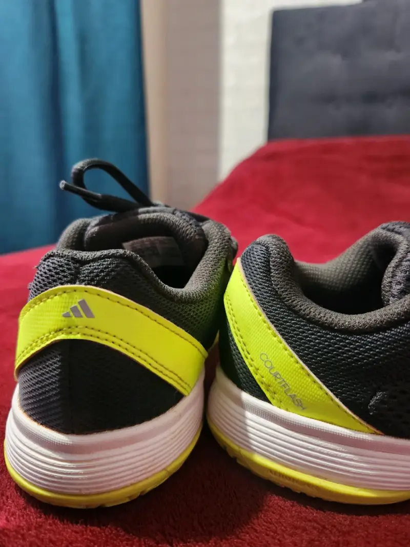 Zapatillas deportivas negras y amarillas - 1
